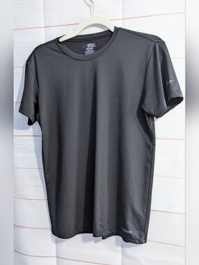 Reebok Black 🖤 Moisture Wicking Lightweight Athletic Shirt Size M